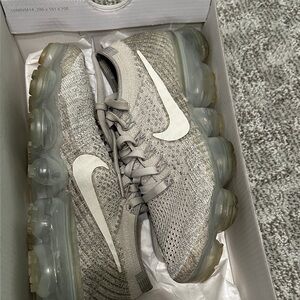 Nike Women's Air VaporMax Flyknit. Pale Grey and black.